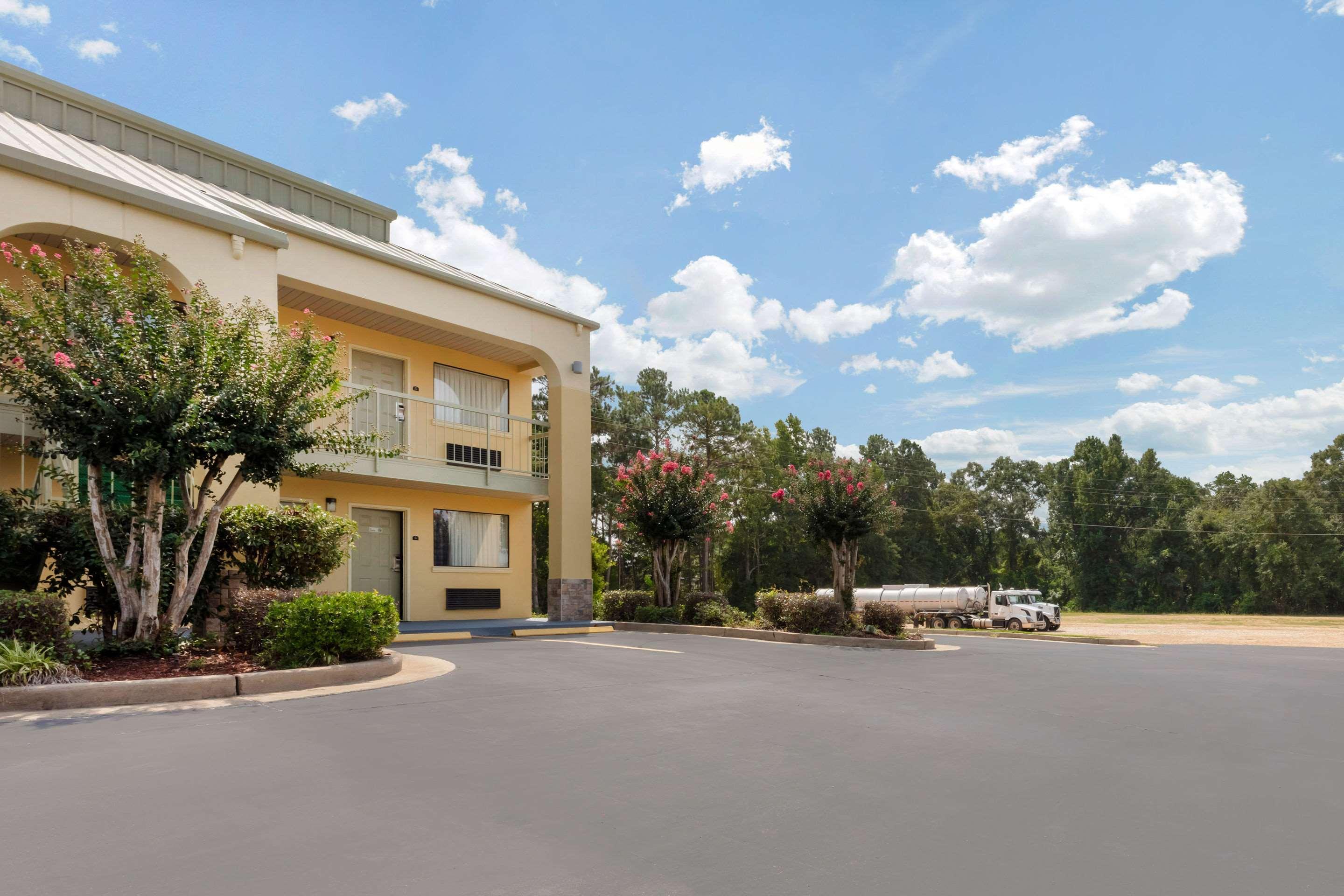 Quality Inn McComb Exterior photo