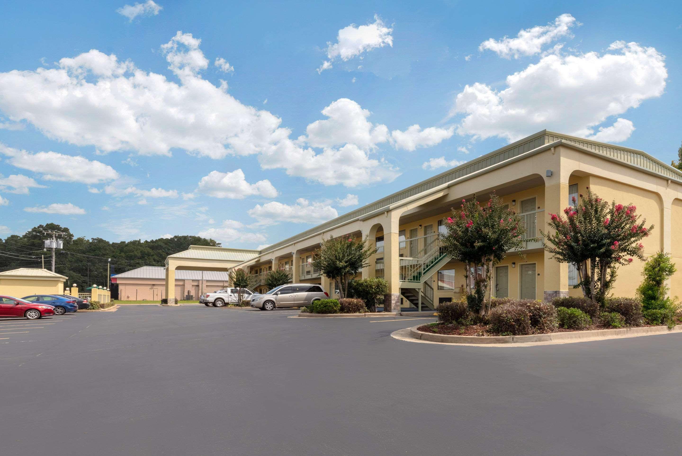 Quality Inn McComb Exterior photo