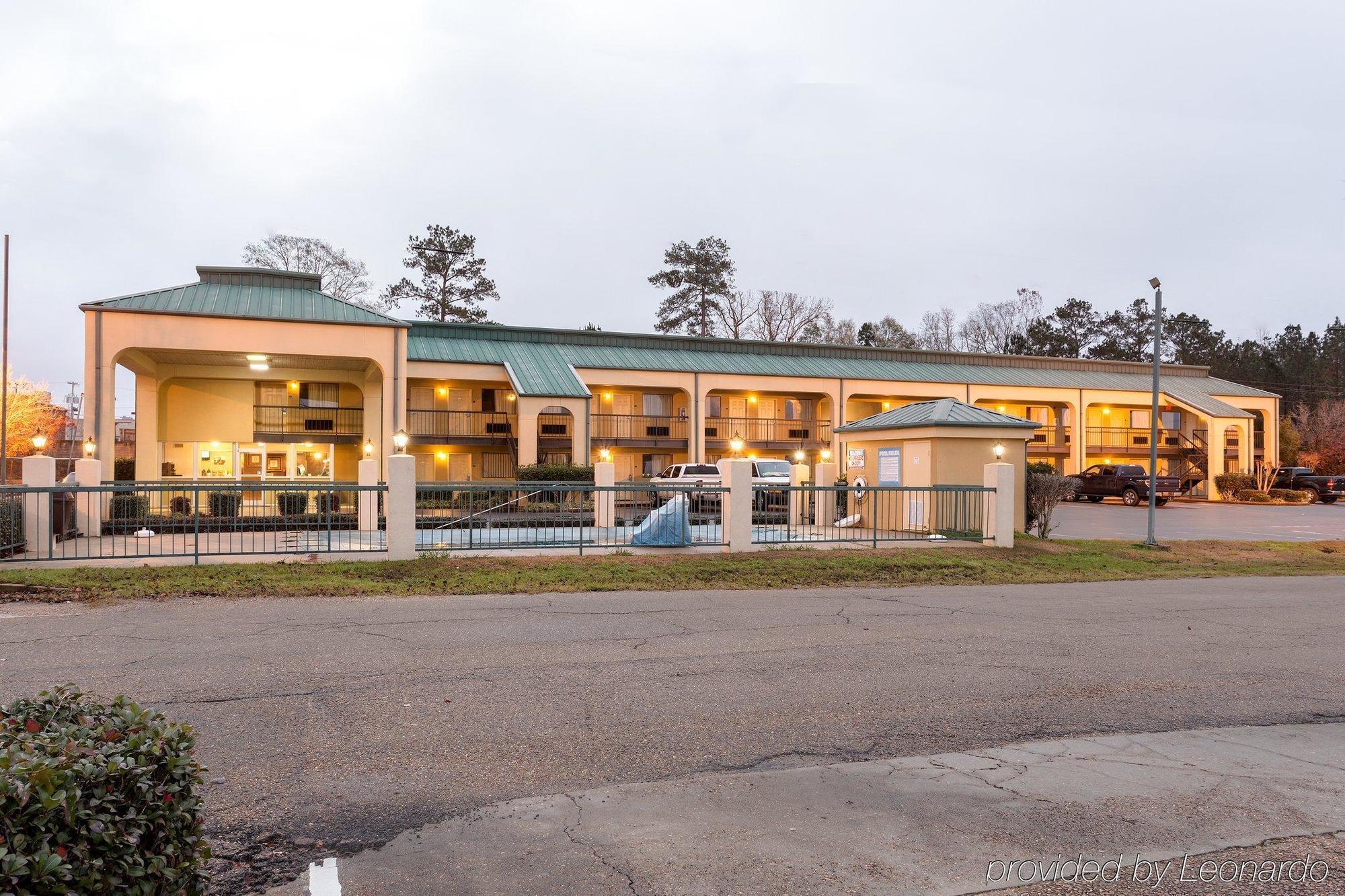 Quality Inn McComb Exterior photo