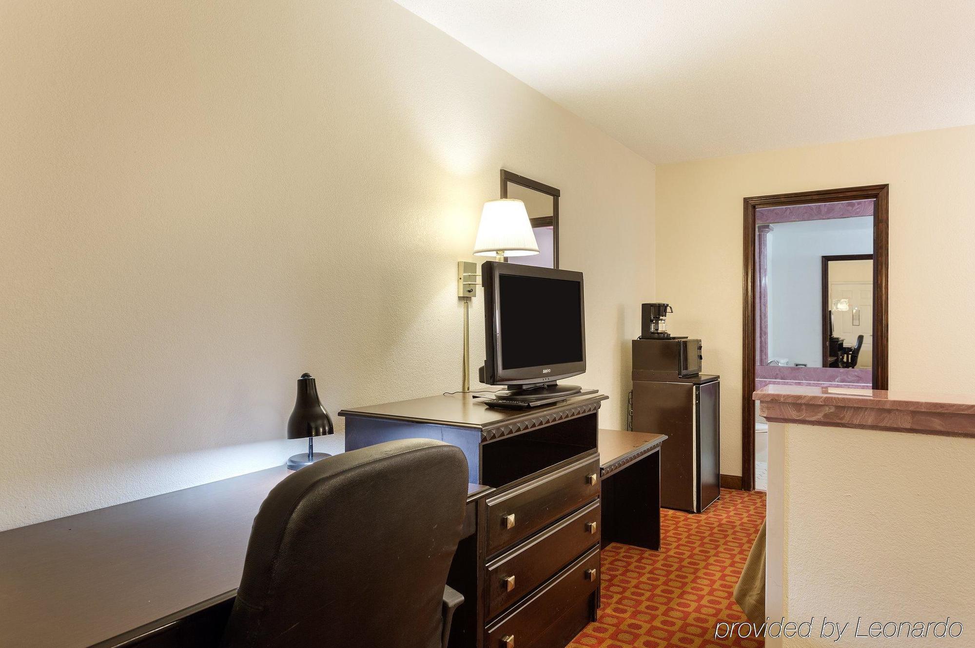 Quality Inn McComb Exterior photo